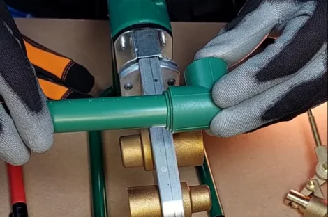 Plomero profesional de InterTres realizando termofusión en tubería PPR